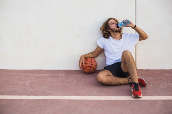 Comment la nutrition sportive optimise-t-elle les performances des joueurs de basketball ?