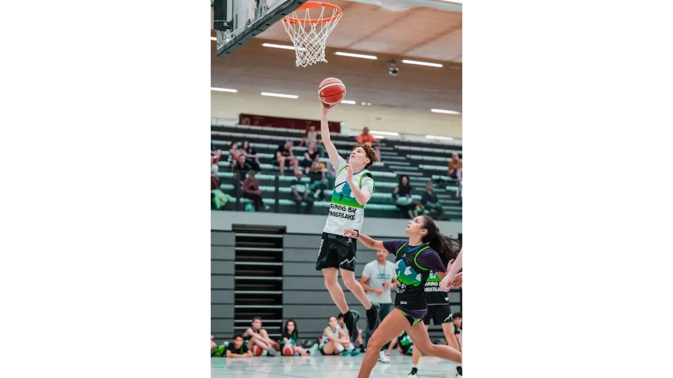 Jeune joueur de basketball avec style